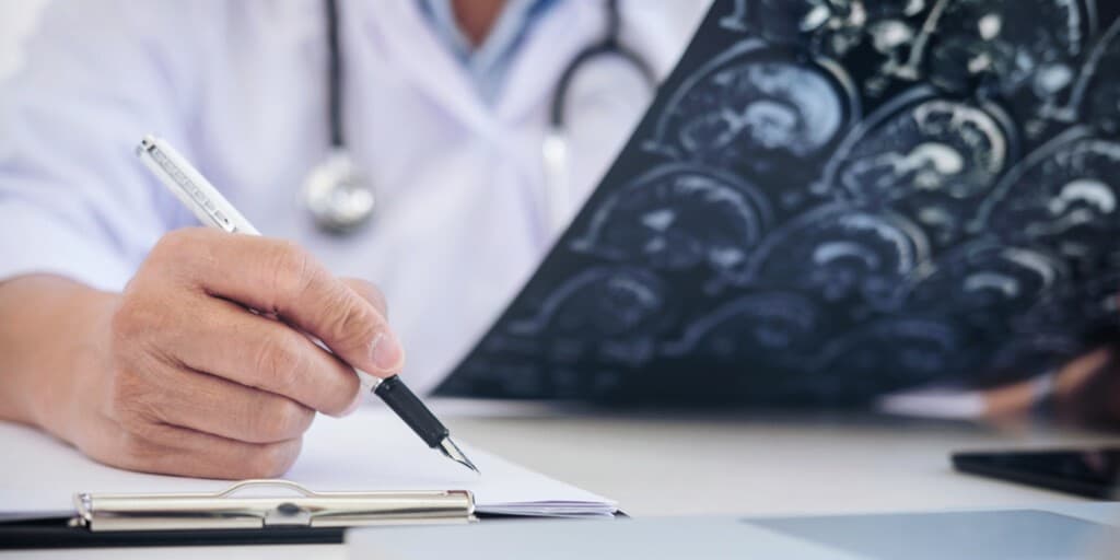 Adrenoleukodystrofia - zdjęcie przedstawia lekarza analizującego wynik badania obrazowego